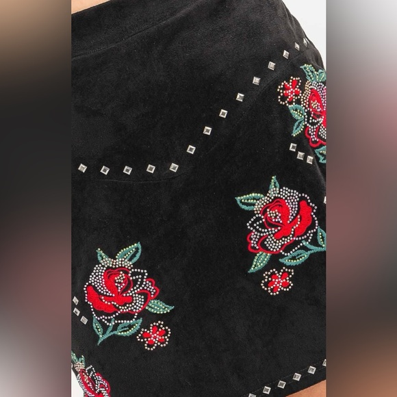 ✨Floral Embroidered Black Suede Skirt ✨ - Picture 2 of 2